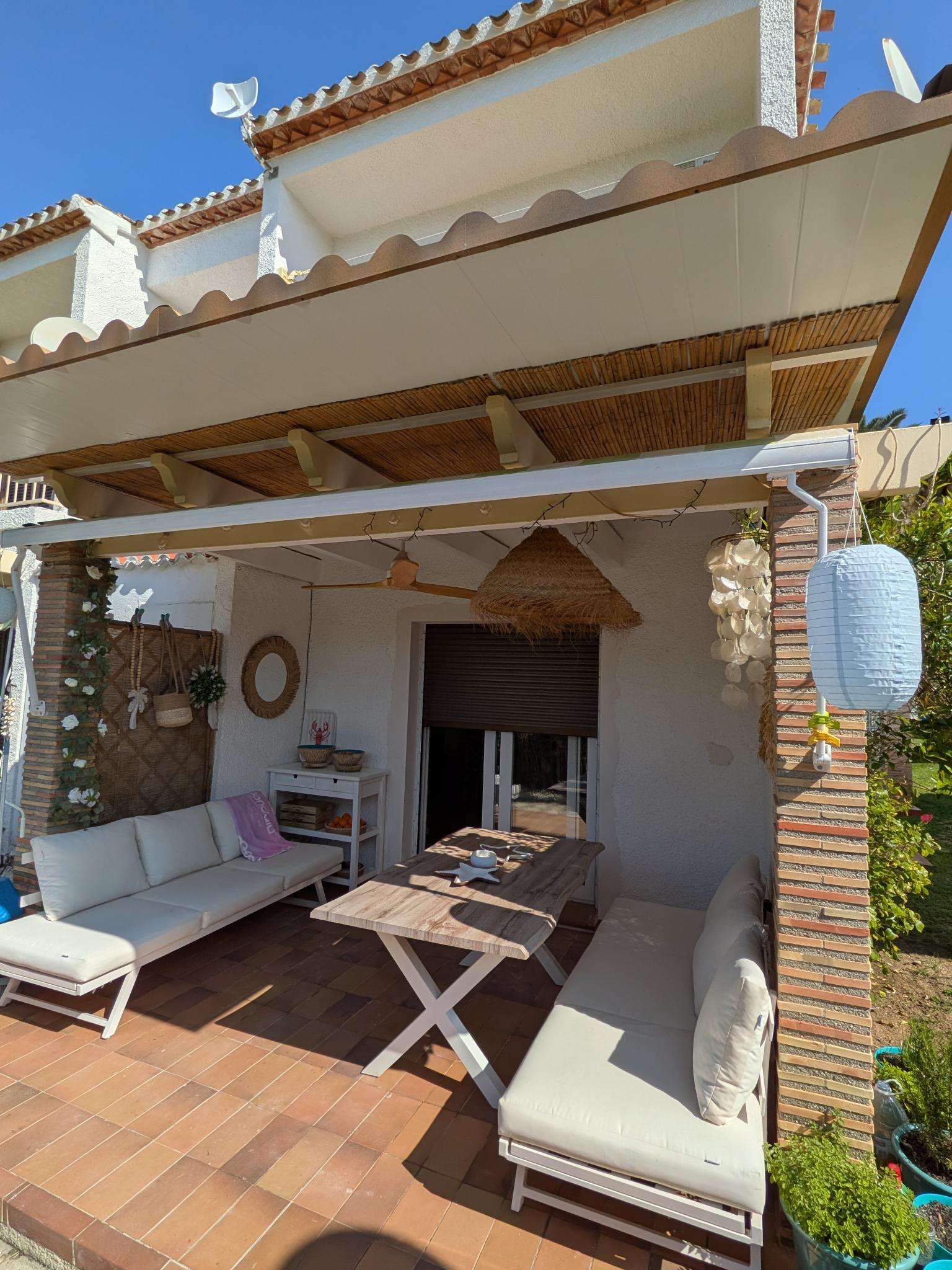 Covered terrace with sun shade